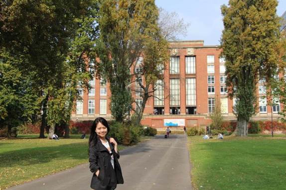 人在路上走 描述已自动生成