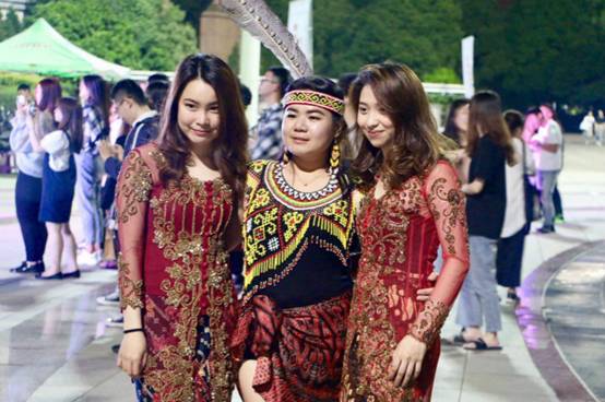 外国留学生穿特色服饰参加外语文化节_meitu_1.jpg
